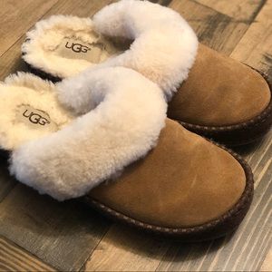 UGG kids slippers (big kid sz 2)